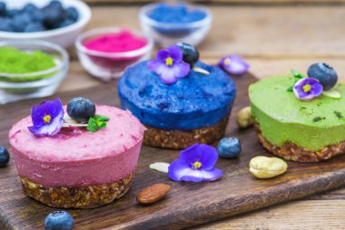sağlıklı vegan tatlılar. ham kaju kek matcha, acai, yaban mersini, nane ve fındık ile ürün yelpazesine. glutensiz diyet. yakın çekim