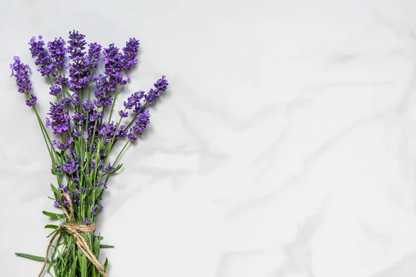 Mooie Lavendel Bloemen Boeket Witte Marmeren Tafel Met Kopie Ruimte — Stockfoto