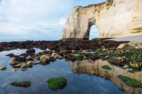 Playa Etretat Marea Baja Con Hermoso Acantilado Arco Reflexión Mar — Foto de Stock