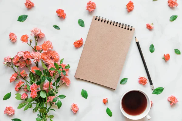 Κενό Σημειωματάριο Μπουκέτο Από Ροδαλά Λουλούδια Στο Χρώμα Και Καφέ — Φωτογραφία Αρχείου