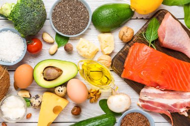 Keto diyet konsepti. Ketojenik diyet gıda. Dengeli düşük karbonhidrat gıda arka plan. Sebze, balık, et, peynir, fındık, tohum