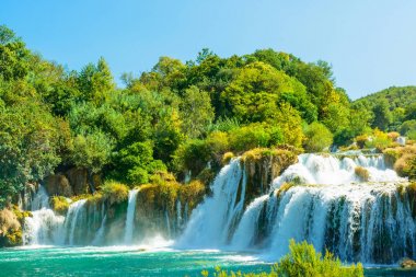 Krka Ulusal Parkı 'nda Güzel Skradinski Buk Şelalesi - Dalmaçya Hırvatistan, Avrupa