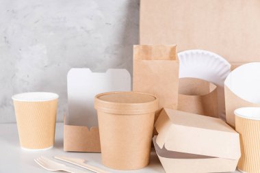 Çevre dostu tek kullanımlık sofra takımı. Kağıt bardak, tabak, çanta, fast food kapları ve bambu ahşap çatal bıçak takımı