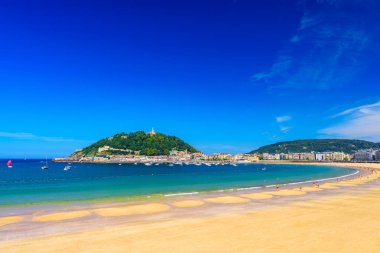 San Sebastian Donostia, İspanya'daki La Concha plajı. Güneşli en iyi Avrupa plajı