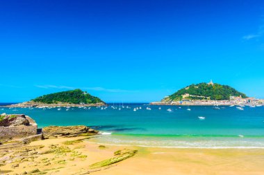 San Sebastian Donostia, İspanya'da kimseyle olmayan güzel La Concha plajı. Güneşli günde en iyi Avrupa plajı