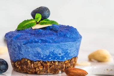 ham yaban mersini, acai ve kelebek bezelye çiçek vegan kek taze çilek, nane, fındık ile. sağlıklı vegan gıda konsepti