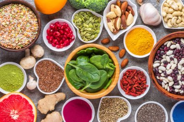 beton arka plan üzerinde sağlıklı vegan gıda çeşitleri. Superfood. üst görünüm