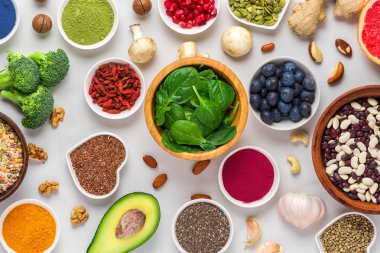 beyaz mermer arka plan üzerinde çeşitli superfoods. sağlıklı vegan gıda üst görünümü