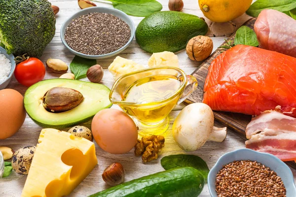 Surtido de alimentos saludables baja en carbohidratos keto dieta cetogénica. alto en grasas buenas, omega 3 y productos proteicos —  Fotos de Stock