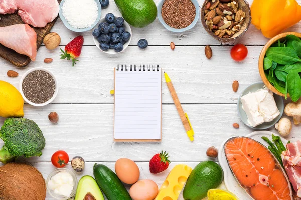 Quadro feito de alimentos saudáveis dieta cetogênica de baixa carboidratos keto com caderno de papel. produtos gordos bons altos — Fotografia de Stock