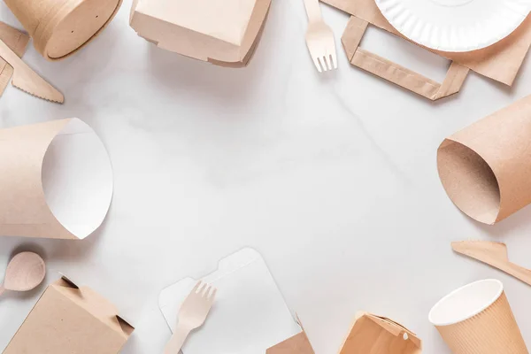 Quadro feito de utensílios de mesa descartáveis eco friendly. Copos de papel, pratos, saco, recipientes de fast food e talheres de madeira de bambu — Fotografia de Stock