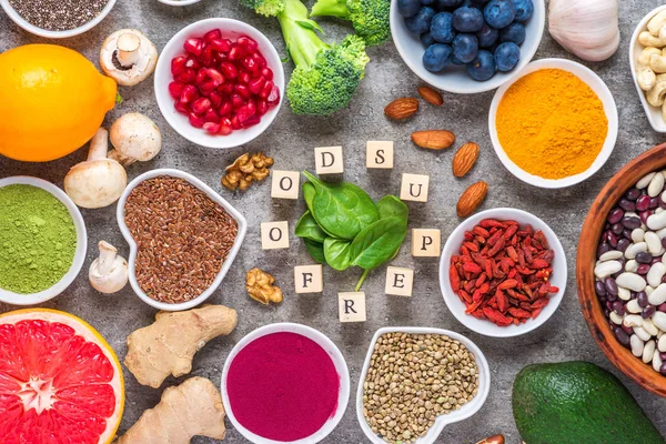 Selección de alimentación limpia superalimento: frutas, verduras, semillas, polvo, nueces, bayas sobre fondo de hormigón —  Fotos de Stock