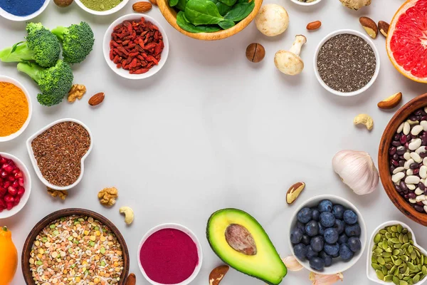 Gezond eten schoon eten selectie: fruit, groente, zaden, superfood, noten, bessen op witte marmeren achtergrond — Stockfoto