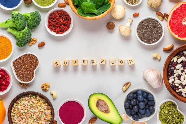 框架超级食品清洁饮食选择：水果，蔬菜，种子，超级食品，坚果，浆果在白色大理石背景 — 图库照片