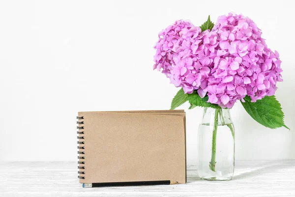 Cartão de papel de ofício de casamento com buquê de flores de hortênsia rosa em vaso. Faz pouco barulho. férias de primavera ou fundo do casamento — Fotografia de Stock