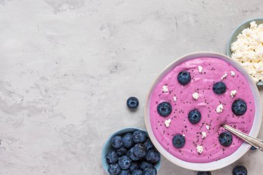 sağlıklı vegan vejetaryen diyet kahvaltı için taze çilek ve chia tohumu ile süzme peynir ve yoğurt smoothie kase