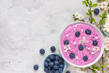 Taze çilek, süzme peynir, chia tohumu ve sağlıklı vegan vejetaryen diyet kahvaltı için çiçek smoothie kase