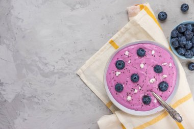 Taze çilek, süzme peynir ve chia tohumları ile Smoothie kase sağlıklı vegan vejetaryen diyet kahvaltı için