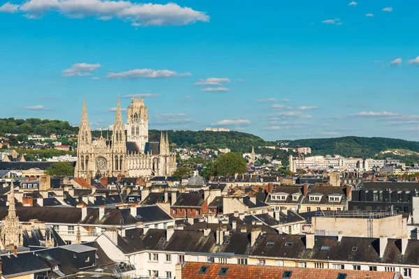 Vista panorâmica da cidade velha de Rouen de Gros-Horloge ou Torre do Relógio com catedral e telhados pretos, Normandia, França — Fotografia de Stock