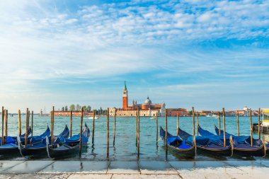 Arka planda San Giorgio di Maggiore kilise ile Saint Mark meydanı tarafından demirlemiş Gondol. Venedik, Venezia, İtalya