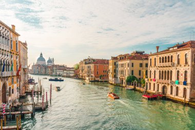 Tekneler ile gün doğumu sırasında Grand Canal ve Bazilikası Santa Maria della Selam görünümü, Venedik, İtalya