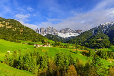 Val di Funes Vadisi, Santa Maddalena turistik köy, Dolomites, İtalya, Avrupa