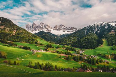 Arka planda Dolomites dağları ile ünlü alp Santa Maddalena köy, Val di Funes vadisi
