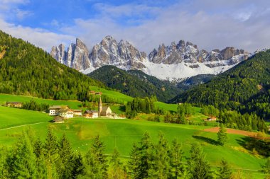 Arka planda Dolomites dağları ile ünlü alp Santa Maddalena köy, Val di Funes vadisi