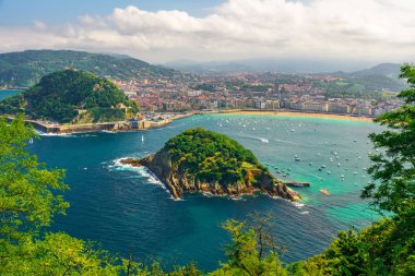 Plaj La Concha, Bask ülkesi, İspanya ile San Sebastian veya Donostia turkuaz koyun havadan görünümü