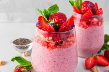 chia tohumu, taze çilek, granola ve nane ile çilek yoğurt sağlıklı lezzetli kahvaltı için