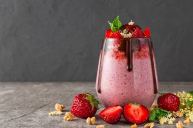 sağlıklı lezzetli kahvaltı için çikolata, taze çilek, granola, mürver çiçeği ve nane ile çilek chia tohumlu puding