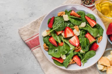 ıspanak yaprakları, parmesan peyniri, zeytinyağı ve ceviz ile yaz çilek salatası. sağlıklı keto diyet gıda