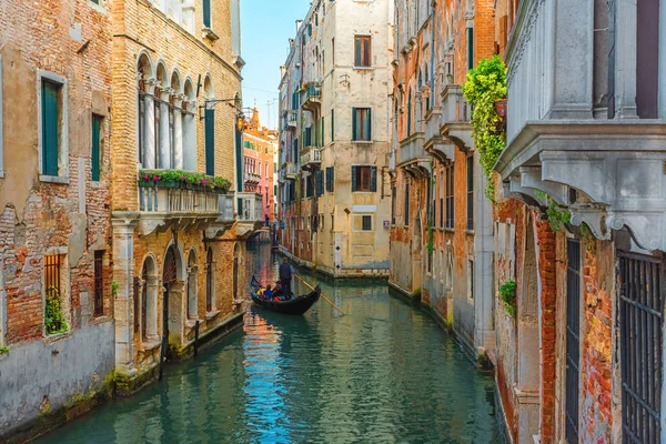 Venecia, Italia. gondolero veneciano flotando en góndola con los turistas a través de aguas verdes del canal de Venecia — Foto de Stock