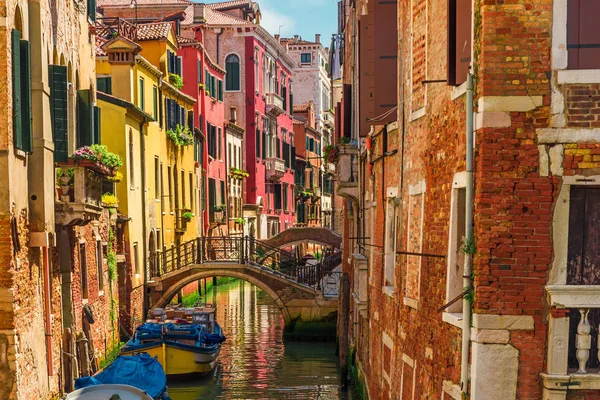 Canal veneciano con barcos y fachadas coloridas de casas medievales antiguas en Venecia, Italia — Foto de Stock