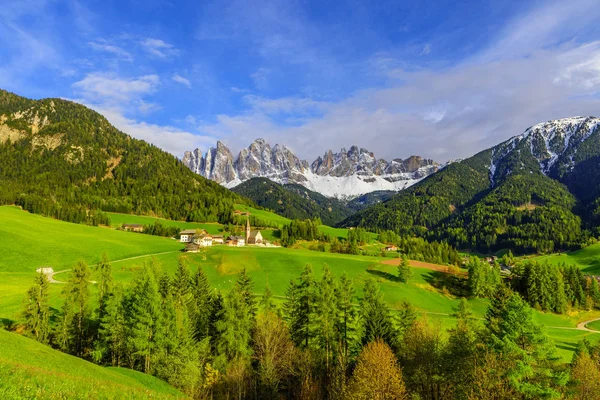 Val di Funes Vadisi, Santa Maddalena turistik köy, Dolomites, İtalya, Avrupa