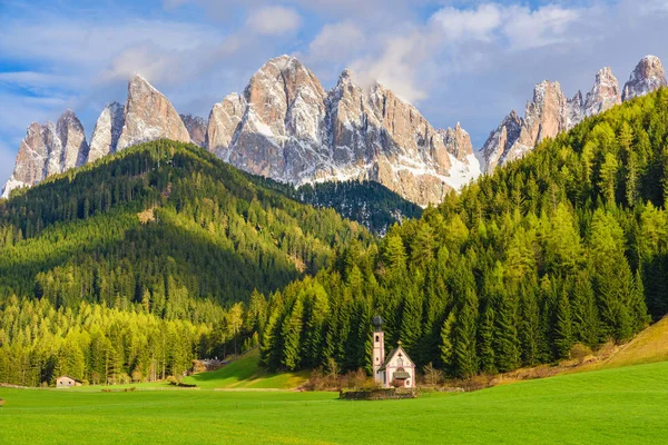 Soligt landskap av Dolomite Alps. St Johann Church med vackra Dolomiti Mountains, Santa Maddalena — Stockfoto