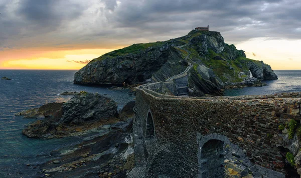 Puesta de sol en la isla de San Juan de Gaztelugatxe, España —  Fotos de Stock