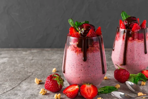 sağlıklı lezzetli kahvaltı için çikolata, taze çilek, granola ve nane ile çilek chia tohumlu puding