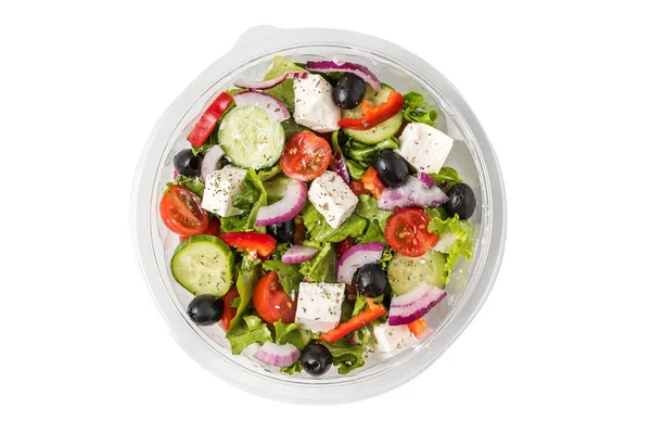 Beyaz arka plan üzerinde izole öğle yemeği için götürmek için plastik bir paket içinde taze yunan salatası
