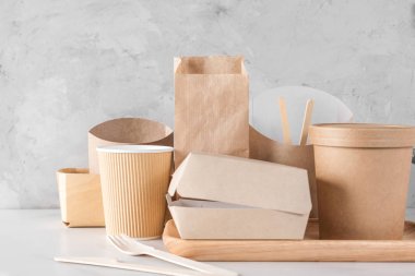 beyaz mermer arka plan üzerinde bambu ahşap ve kağıttan yapılmış çevre dostu tek kullanımlık yemekler seti