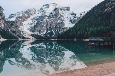 Dolomites dağlarındaki Braies Gölü, Güney Tyrol, İtalya. Güzel Alp Gölü Lago di Braies