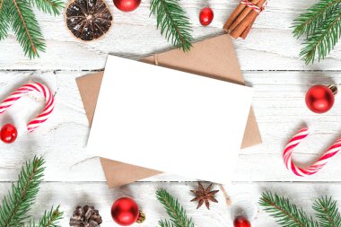 Köknar dalları, süslemeler, böğürtlenler, şekerler ve çam kozalaklarından oluşan çerçevedeki Noel tebrik kartı taklit ediliyor. Düz çizgi