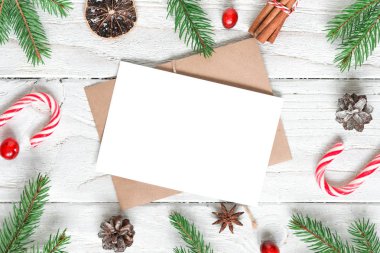 Noel tebrik kartı, köknar dalları, süslemeler, böğürtlenler, şekerler ve çam kozalaklarından yapılmış çerçeveyle taklit edilir. düz yat