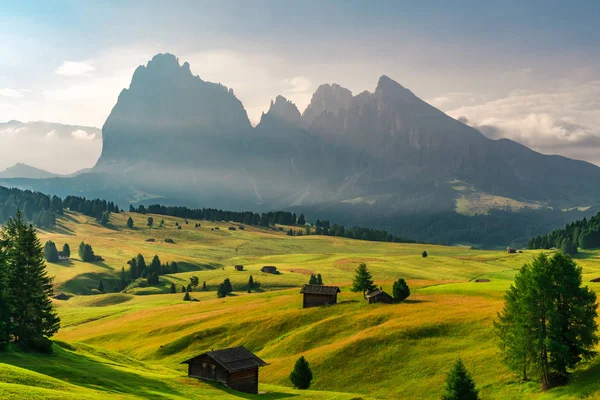 İtalyan Dolomiti Alplerinde yaz gündoğumu. Seiser Alm veya Alpe di Siusi konumu, Bolzano ili, Güney Tyrol, İtalya