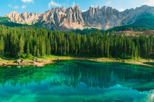 Piękne turkusowe alpejskie jezioro Carezza lub Lago di Carezza w górach Dolomitów, Południowy Tyrol, Włochy — Zdjęcie stockowe