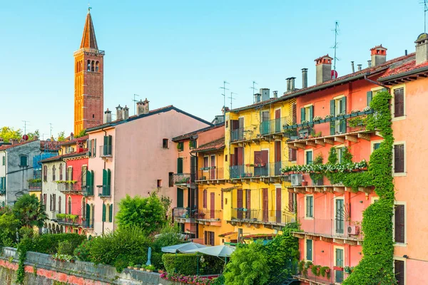 Casco antiguo con edificios coloridos y antigua iglesia medieval en la orilla del río en Verona, región del Véneto, Italia — Foto de Stock