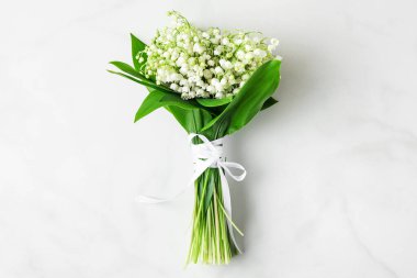 Beyaz mermer arka planda vadi çiçekleri buketi. Düz yat. Üst Manzara. düğün ya da tatil geçmişi