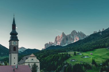 Dolomites Alpleri 'ndeki San Pietro köyündeki gündoğumunda güzel bir kilise manzarası. Val di Funes, Güney Tyrol, İtalya, Avrupa