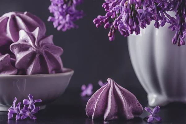 Paarse Meringue Koekjes Met Lila Bloemen Vaas Donkere Achtergrond Rustig — Stockfoto