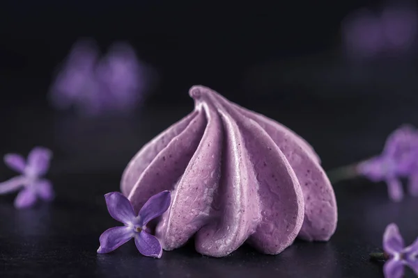 Galleta Merengue Púrpura Decorada Con Flores Lila Sobre Fondo Oscuro — Foto de Stock